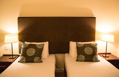 Bathgate Hotel | The Cairn Hotel