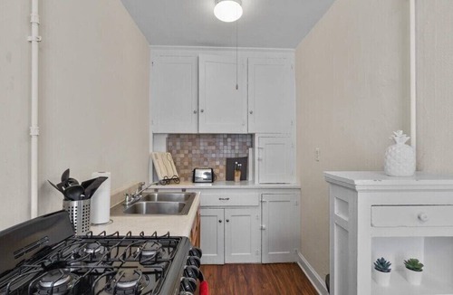 Country Club Plaza Area Apartment | The Calm Suite*Walk to Plaza*Free Parking Space