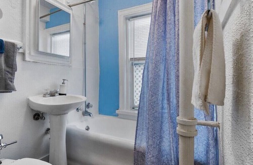 Country Club Plaza Area Apartment | The Calm Suite*Walk to Plaza*Free Parking Space