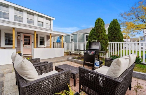 Salisbury Beach Apartment | The Cammie Cabana | Pet Friendly | Walk to Beach