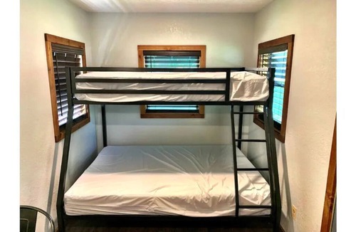 Flippin House | The Camper’s Cabin W/Bunk Bed