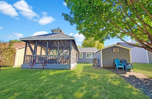 Wahpeton Villa | The Canal Cottage off West Lake Okoboji