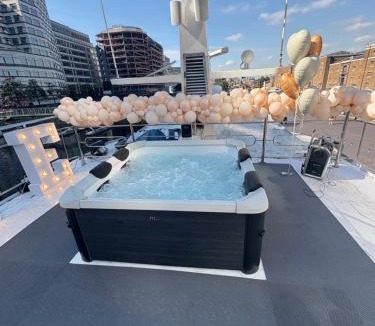 Canary Wharf Boat Rental | The Canary Yacht