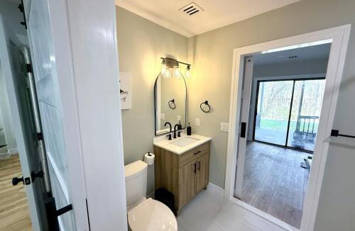 Vernon House | The Canopy 4BR Forest Escape Spa, Sip, and Unwind