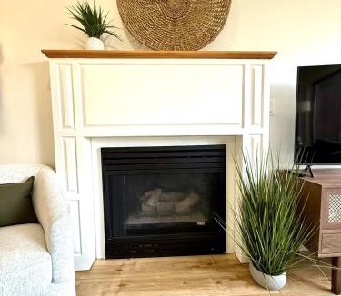 Vernon House | The Canopy 4BR Forest Escape Spa, Sip, and Unwind