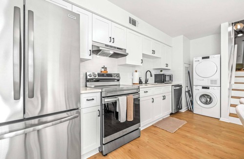 Fairoaks Manhattan Manor Condo | The Capri Villa - Stay for 6