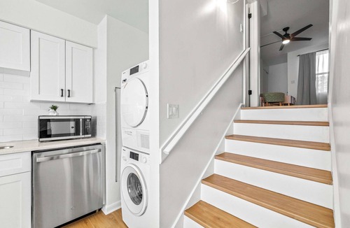 Fairoaks Manhattan Manor Condo | The Capri Villa - Stay for 6