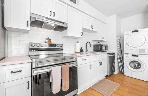 Fairoaks Manhattan Manor Condo | The Capri Villa - Stay for 6