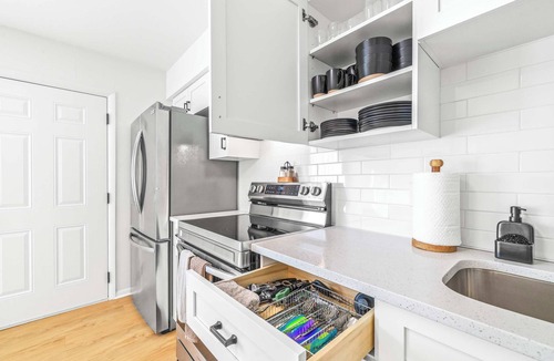 Fairoaks Manhattan Manor Condo | The Capri Villa - Stay for 6