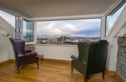 Borth-y-Gest Cottage | The Captain's Penthouse