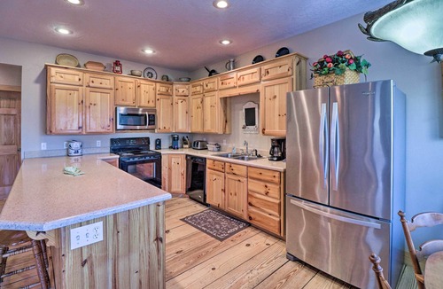 Rogers Cottage | The Captains Quarters in Rogers w/Covered Porch!