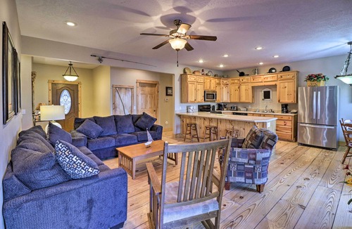 Rogers Cottage | The Captains Quarters in Rogers w/Covered Porch!