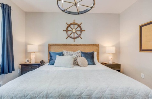 Historic Downtown Manteo Hotel | The Captains Quarters Room
