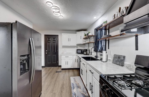 Webb City House | The Cardinal: The Downtown Dream Sleeps 13!