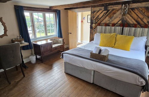 Burghclere Hotel | The Carpenters Arms