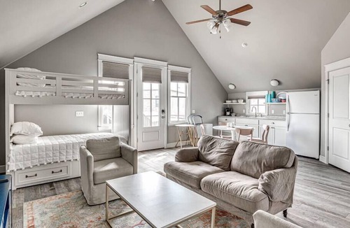 Carlton Landing Apartment | The Carriage House | Stylish Apartment