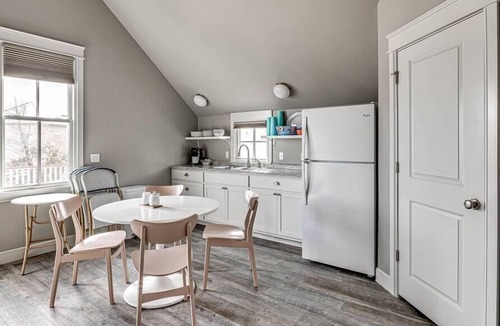Carlton Landing Apartment | The Carriage House | Stylish Apartment