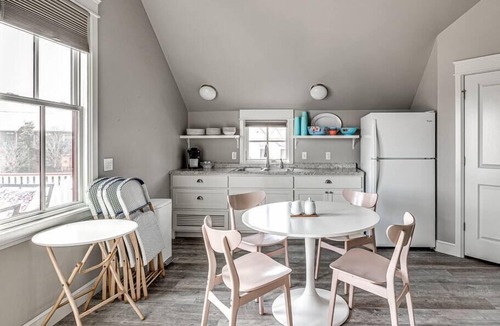 Carlton Landing Apartment | The Carriage House | Stylish Apartment