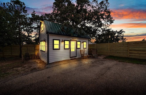 Waco Cabin | The Carriage House- Romantic Getaway