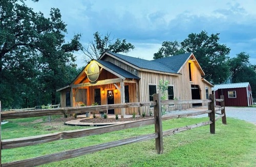 Waco Cabin | The Carriage House- Romantic Getaway