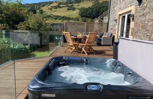 Cupar House | The Carthouse (Luxury 2 bed with private hot tub)