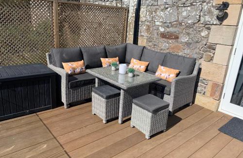 Cupar House | The Carthouse (Luxury 2 bed with private hot tub)