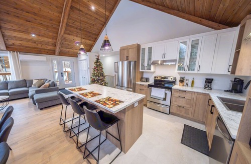 Saint-Philemon Ski Chalet | The Casino Royal-Spa with a pool/poker table