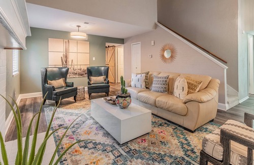 Plano House | The Casita Executive Home, Location, Pet Friendly