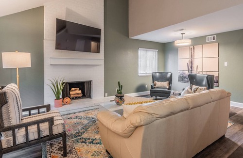 Plano House | The Casita Executive Home, Location, Pet Friendly