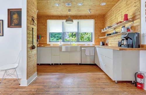 Livingston Manor House | The Cast House - Walkable & Modern