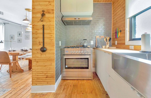 Livingston Manor House | The Cast House - Walkable & Modern