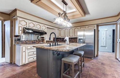 Garland House | The Castle/9BR Retreat w/Pool + Game Room