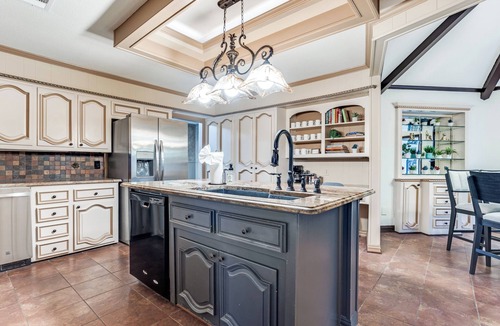 Garland House | The Castle/9BR Retreat w/Pool + Game Room
