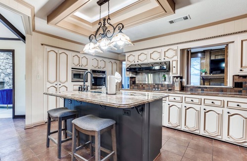Garland House | The Castle/9BR Retreat w/Pool + Game Room
