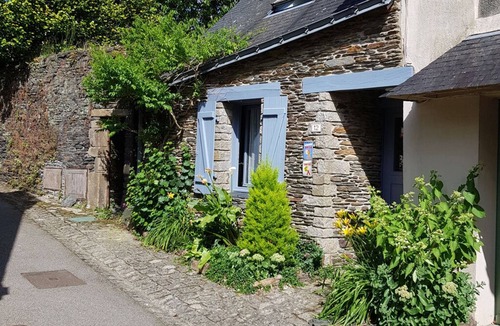 Rochefort-en-Terre Apartment | The castle moat in the city center