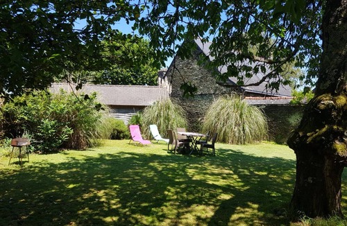 Rochefort-en-Terre Apartment | The castle moat in the city center