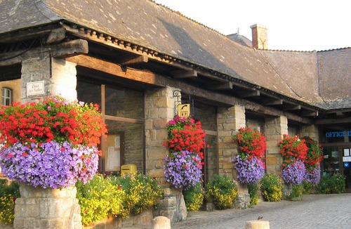 Rochefort-en-Terre Apartment | The castle moat in the city center