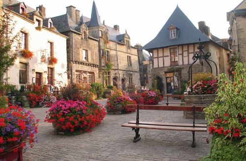 Rochefort-en-Terre Apartment | The castle moat in the city center