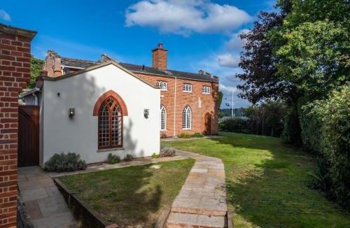 Woolverstone House | The Cat House