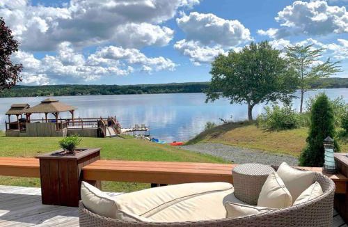 Salmon River Road House | The Cedar at Mira Riverfront Getaway