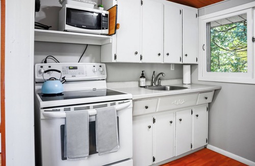 Bayfield Cottage | The Cedar Hideaway - Quiet Area, Private Yard close to Downtown and Beach!☀️🌊⛱️