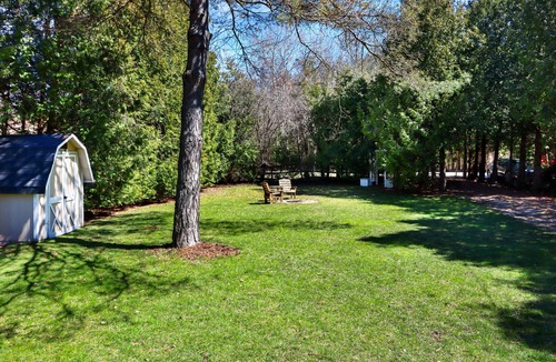 Bayfield Cottage | The Cedar Hideaway - Quiet Area, Private Yard close to Downtown and Beach!☀️🌊⛱️