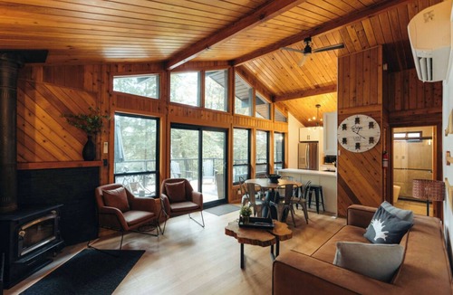 Eagle Lake Cottage | The Cedars Haliburton: Cedars East - lakeside cottage with sauna