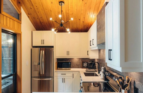 Eagle Lake Cottage | The Cedars Haliburton: Cedars East - lakeside cottage with sauna