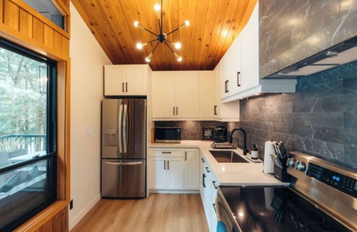 Eagle Lake Cottage | The Cedars Haliburton: Cedars East - lakeside cottage with sauna