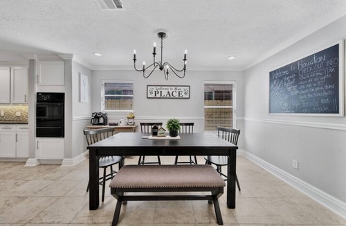 South Central Houston House | The Celeste | Sleeps 16