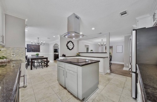 South Central Houston House | The Celeste | Sleeps 16