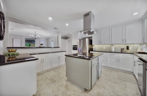 South Central Houston House | The Celeste | Sleeps 16