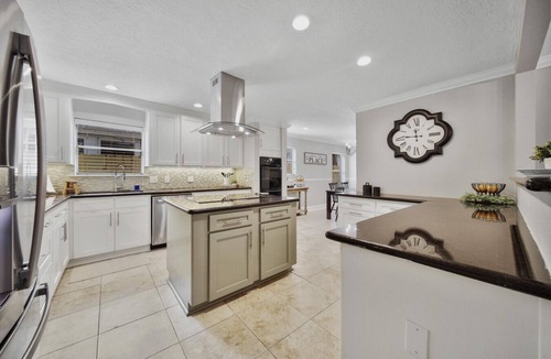 South Central Houston House | The Celeste | Sleeps 16