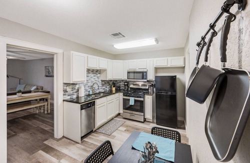 Brookview House | The Central Cottage: 7 mins from Magnolia Table, Silos, Baylor & Downtown Waco